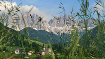 val di funes een sprookjesachtig berglandschap in de dolomiet video