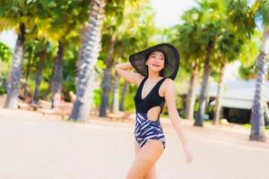 retrato, hermoso, joven, mujeres asiáticas, relajarse, sonrisa, feliz, alrededor, mar, playa, océano foto