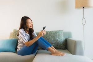 retrato, hermoso, joven, mujer asiática, usar o hablar, teléfono móvil foto