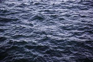 olas en las aguas del mar foto