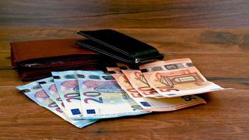 tafel met eurobankbiljetten en verschillende portemonnees