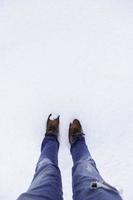 pies de hombre en la nieve