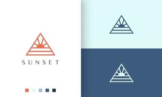 Logotipo triangular de playa o mar con forma de sol simple y moderna vector