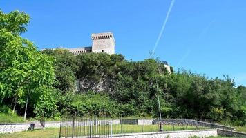 rocca di narni bâtiment médiéval caractéristique du lieu video