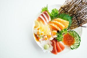 sashimi mixto crudo y fresco con salmón, atún, hamaji y otros foto