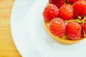 Tarta de natillas de postre dulce con frambuesa en la parte superior foto