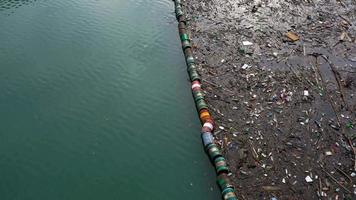 menaces de déchets plastiques pour les écosystèmes marins séquences vidéo 4k