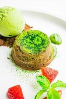 lava de chocolate de té verde con helado y fresa foto
