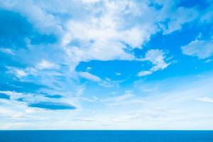 nube blanca en el cielo azul con mar y océano foto