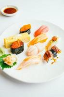 Sushi nigiri crudo y fresco en placa blanca.