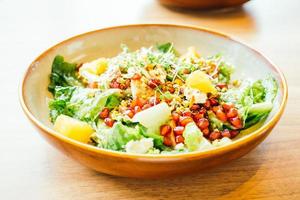 Pollo a la parrilla con verduras y granada, ensalada de frutas en placa - procesamiento de filtro de color foto