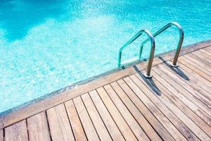 escalera alrededor de la piscina al aire libre foto