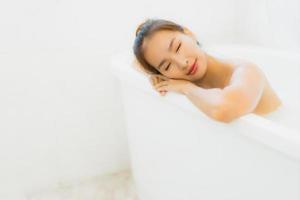 retrato, hermoso, joven, mujer asiática, tomar una bañera, en, cuarto de baño foto