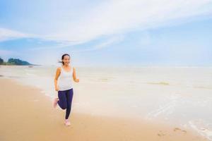 retrato, hermoso, joven, deporte, mujer asiática, ejercicio, por, correr y trotar, en, el, naturaleza, aire libre, playa, y, mar foto