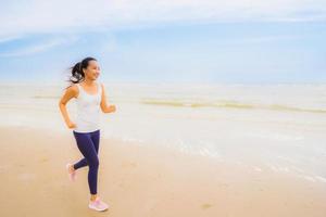 retrato, hermoso, joven, deporte, mujer asiática, ejercicio, por, correr y trotar, en, el, naturaleza, aire libre, playa, y, mar foto
