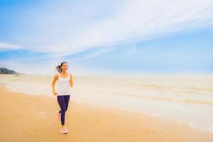 retrato, hermoso, joven, deporte, mujer asiática, ejercicio, por, correr y trotar, en, el, naturaleza, aire libre, playa, y, mar foto