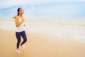 retrato, hermoso, joven, deporte, mujer asiática, ejercicio, por, correr y trotar, en, el, naturaleza, aire libre, playa, y, mar foto