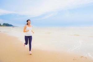 retrato, hermoso, joven, deporte, mujer asiática, ejercicio, por, correr y trotar, en, el, naturaleza, aire libre, playa, y, mar foto