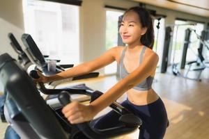 retrato, mujer asiática, ejercitar, y, ejercitar, en, gimnasio foto