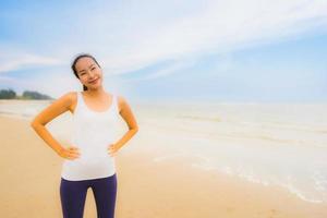 retrato, hermoso, joven, deporte, mujer asiática, ejercicio, por, correr y trotar, en, el, naturaleza, aire libre, playa, y, mar foto