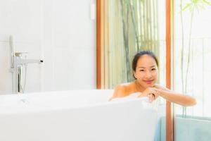 Retrato joven bella mujer asiática tomar un baño en la bañera. foto