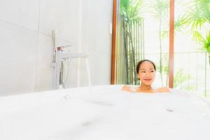 Retrato joven bella mujer asiática tomar un baño en la bañera. foto