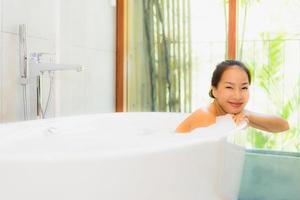 Retrato joven bella mujer asiática tomar un baño en la bañera. foto