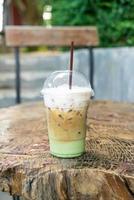café expreso con vaso de té verde matcha foto