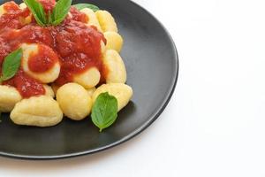 ñoquis en salsa de tomate con queso - estilo italiano foto