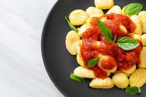 ñoquis en salsa de tomate con queso - estilo italiano foto