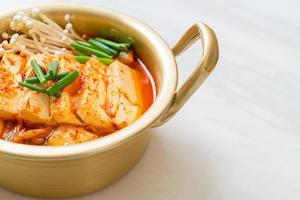 sopa de kimchi con tofu suave o estofado de kimchi coreano foto