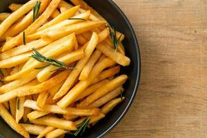 un plato de papas fritas foto