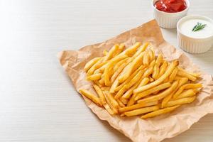 papas fritas con crema agria y salsa de tomate foto