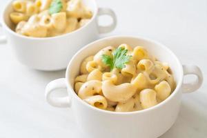 Macaroni and cheese with herbs in a bowl photo