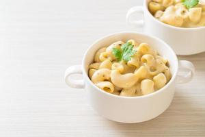 Macaroni and cheese with herbs in a bowl photo