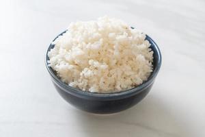 tazón de arroz blanco con jazmín tailandés cocido