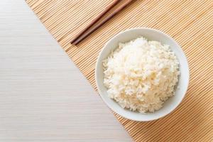 tazón de arroz blanco con jazmín tailandés cocido foto