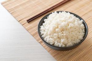 tazón de arroz blanco con jazmín tailandés cocido foto