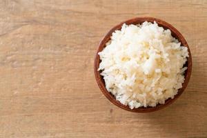 tazón de arroz blanco con jazmín tailandés cocido foto