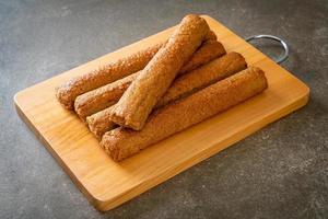 Pastel de pescado chino frito o línea de bolas de pescado sobre tablero de madera foto