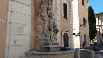 fonte colocada em frente à catedral de Terni video