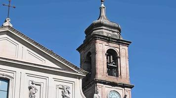 terni de bijzondere kathedraal van de sculpturen die op de gevel zijn geplaatst video