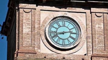 terni la cathédrale particulière de l'horloge sur le clocher video