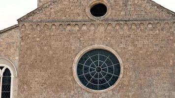 kyrkan San Francesco terni detalj av rosfönstret och kyrkans huvud