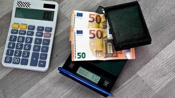 euro banknotes balance and calculator video