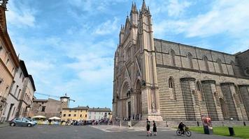 kathedraal van orvieto op het plein in het stadscentrum video