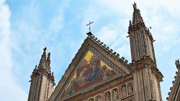 und schneiden die spitzen des dachs der kathedrale von orvieto video