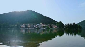 panorama del pueblo de piediluco con el lago video