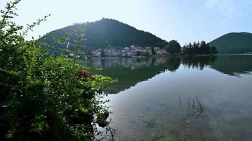 panorama del paese di piediluco con il lago video