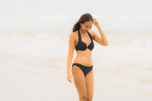 retrato, hermoso, joven, mujer asiática, llevar, biquini, en, el, playa, mar, océano foto